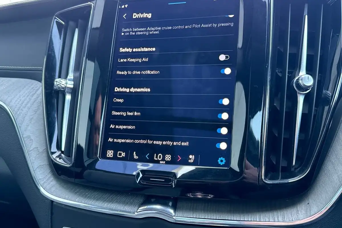 2023-volvo-xc60-20-t8-ultimate-dark-big-24