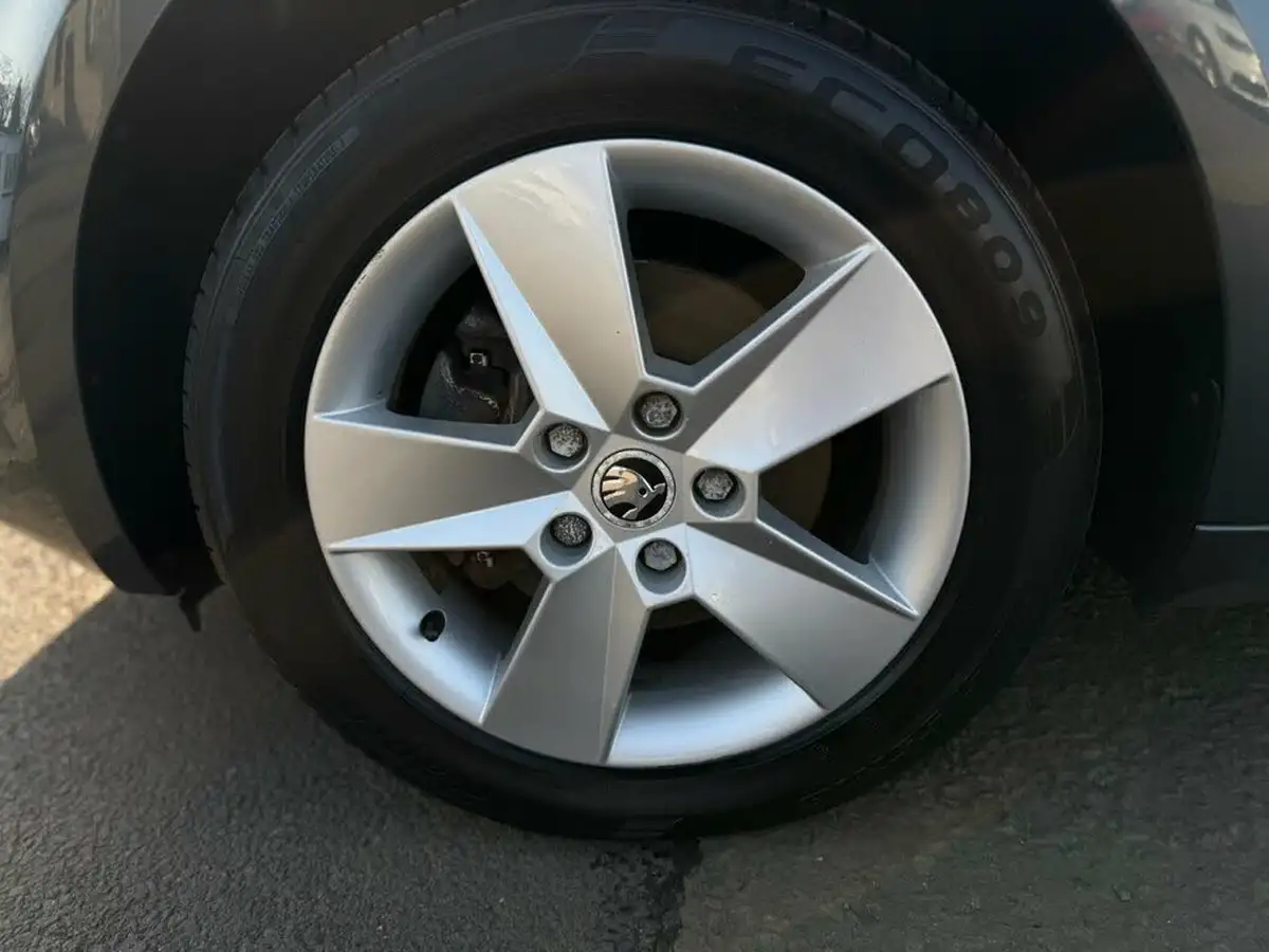 2014-skoda-octavia-20tdi-se-hatchback-big-28