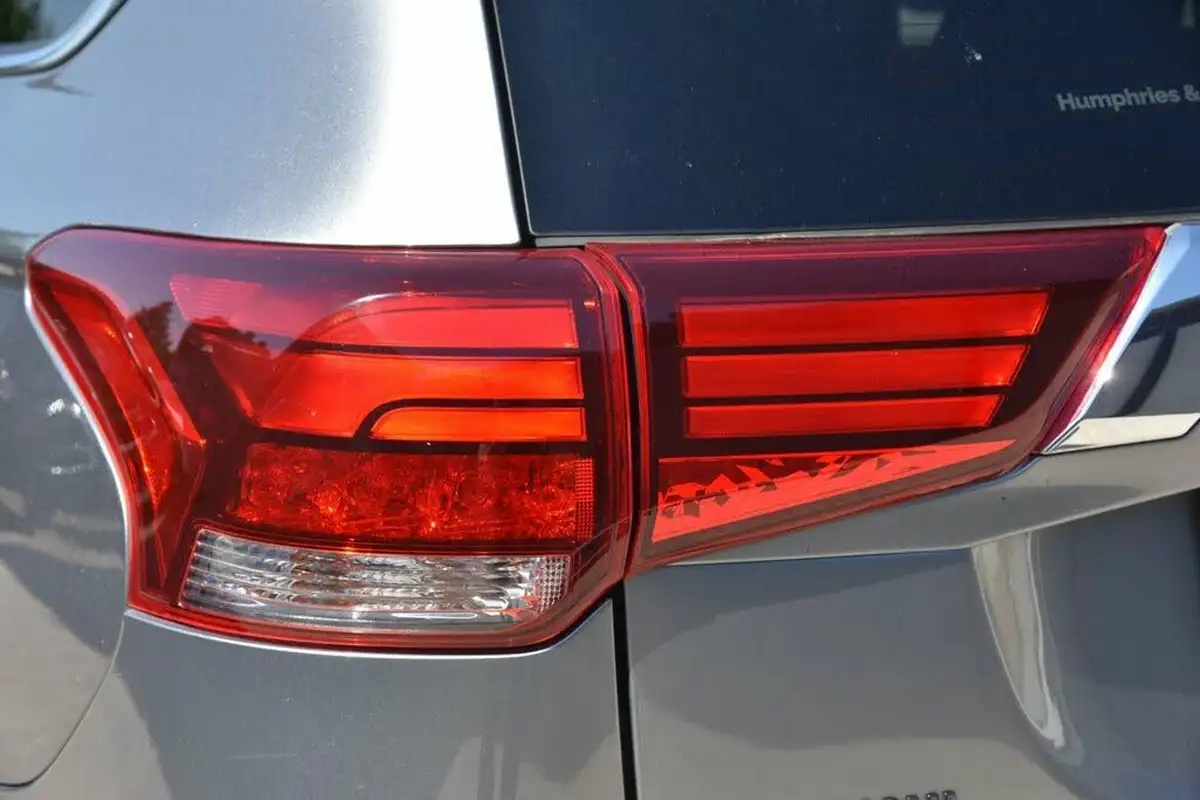 2018-mitsubishi-outlander-20-juro-phev-big-15