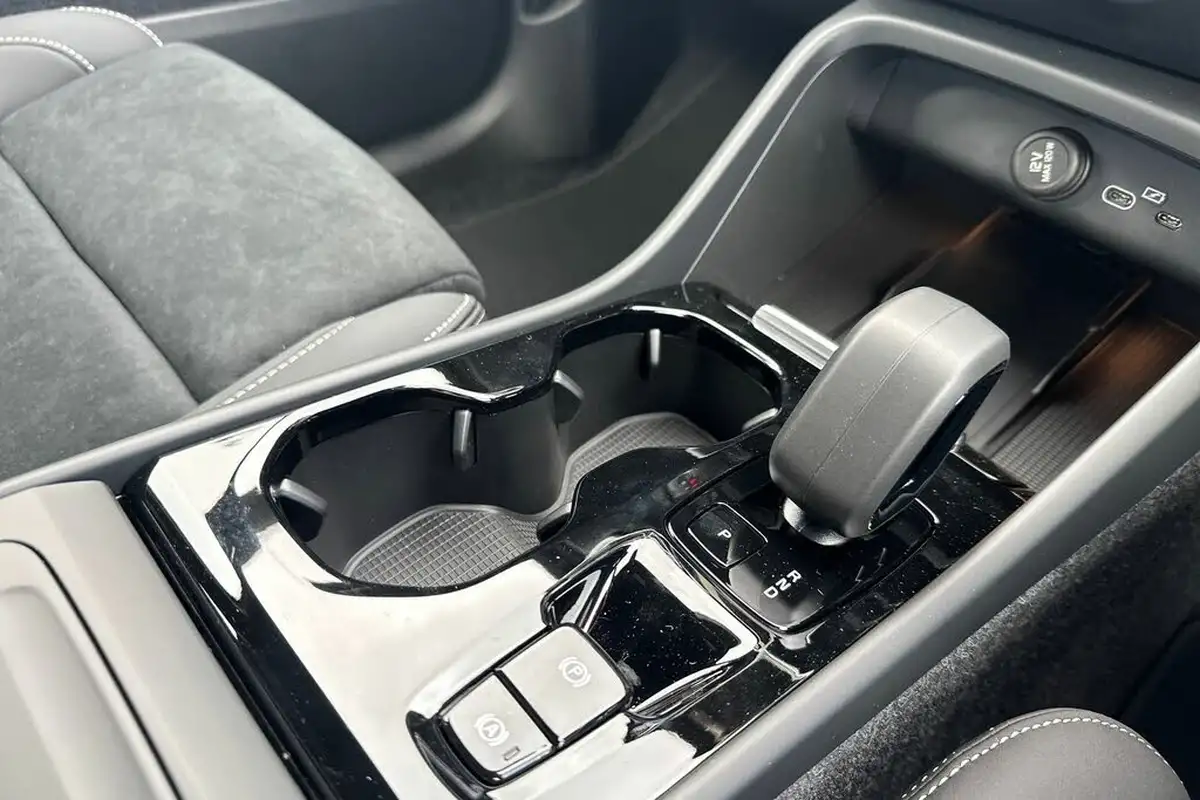 2024-volvo-xc40-20-b3-plus-big-12