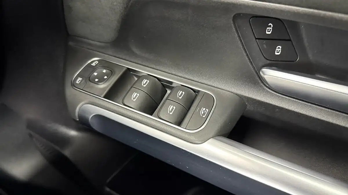 2021-mercedes-benz-glb-class-13-glb200-amg-line-8g-tronic-big-21