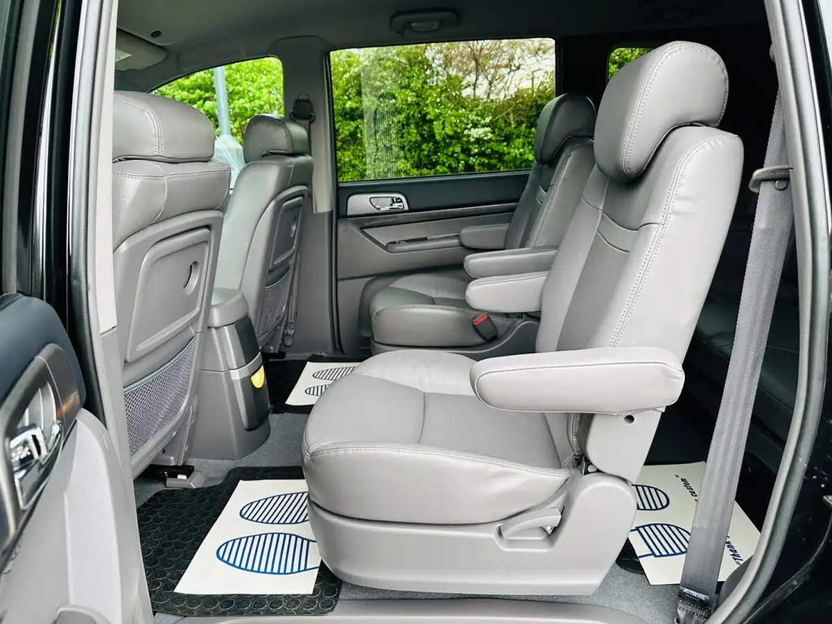 2013-kgm-ssangyong-turismo-20td-ex-big-17