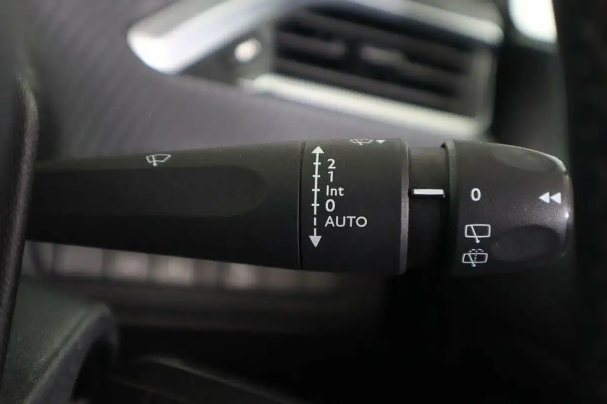 2018-peugeot-2008-suv-12-puretech-allure-premium-big-19