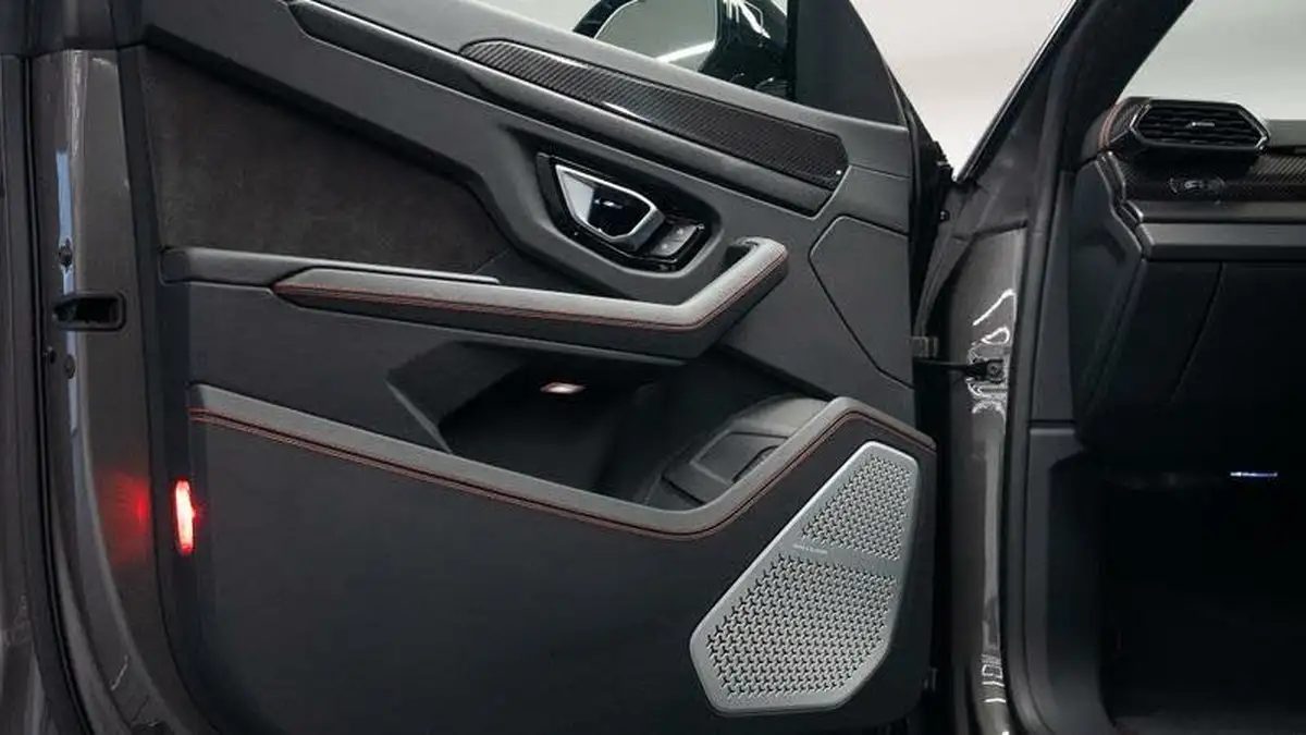 2021-lamborghini-urus-40-no-trim-big-24