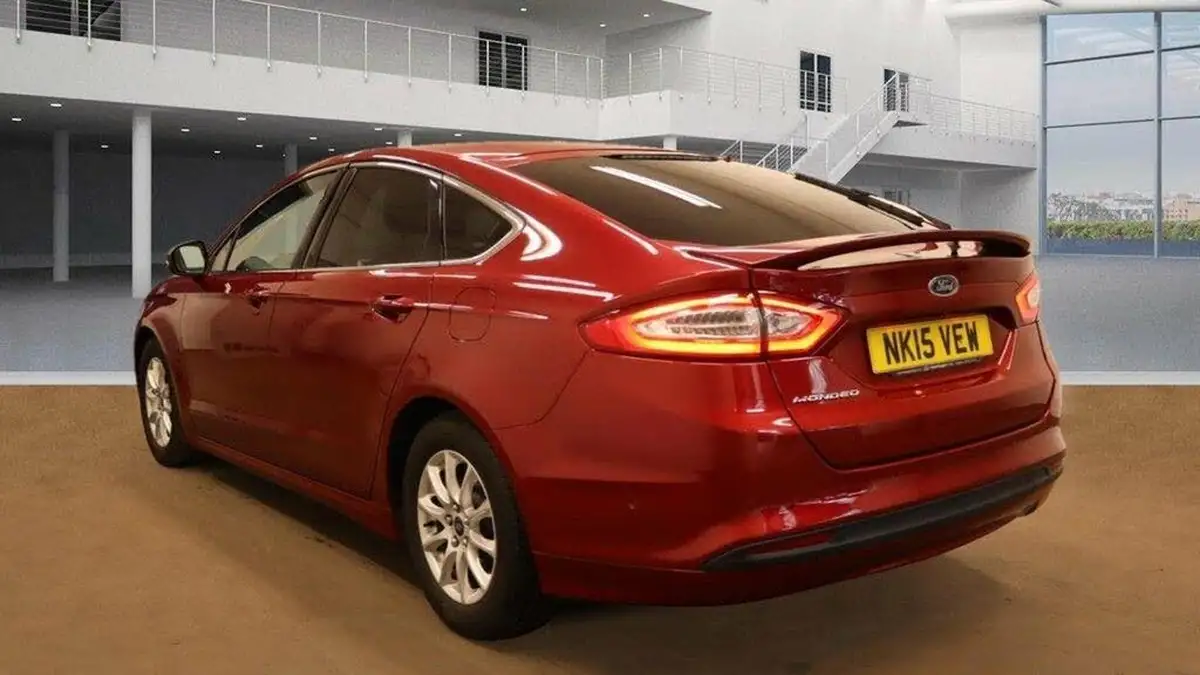 2015-ford-mondeo-16tdci-zetec-hatchback-big-4