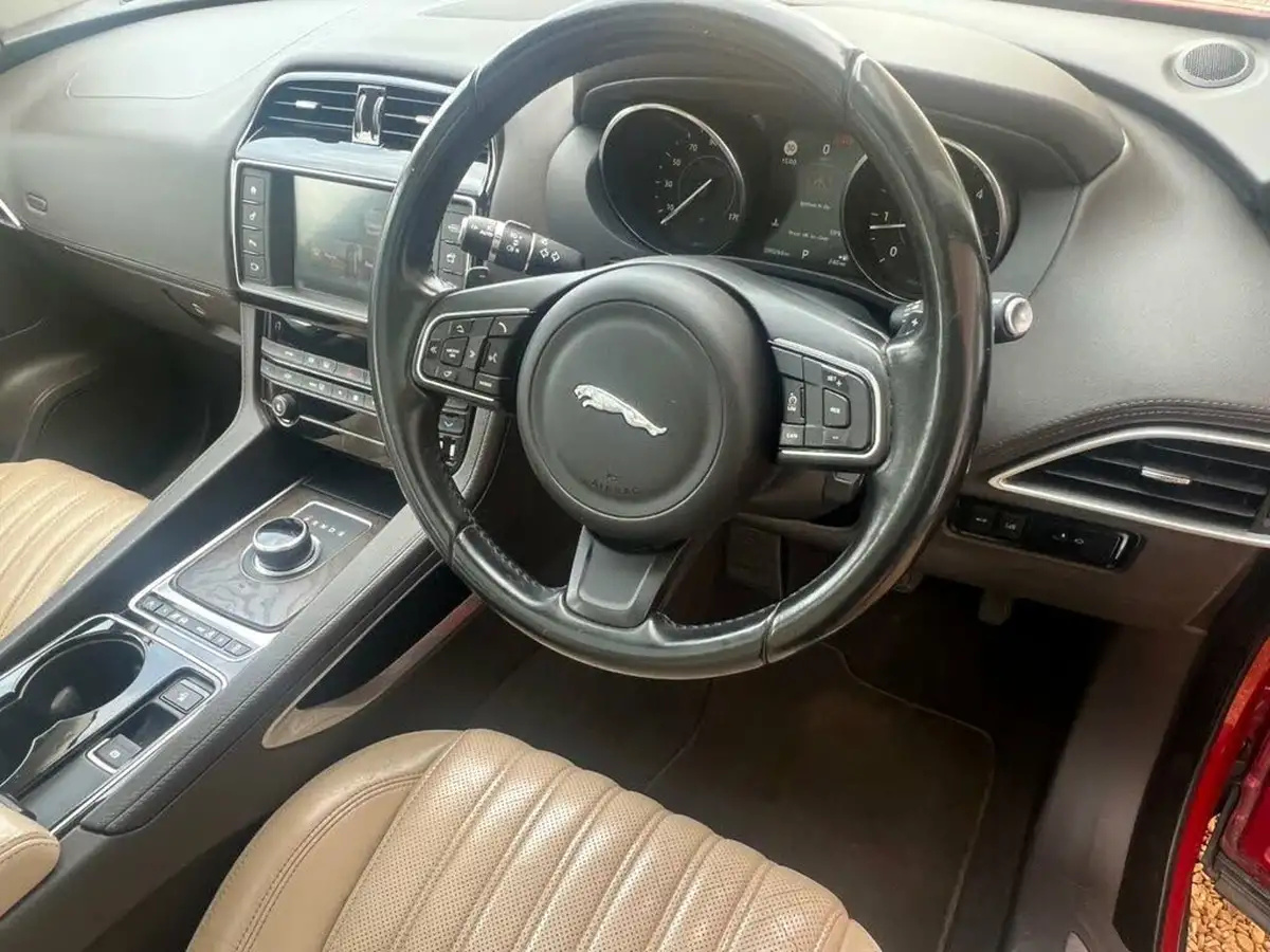 2016-jaguar-f-pace-20-i4d-portfolio-awd-auto-big-27