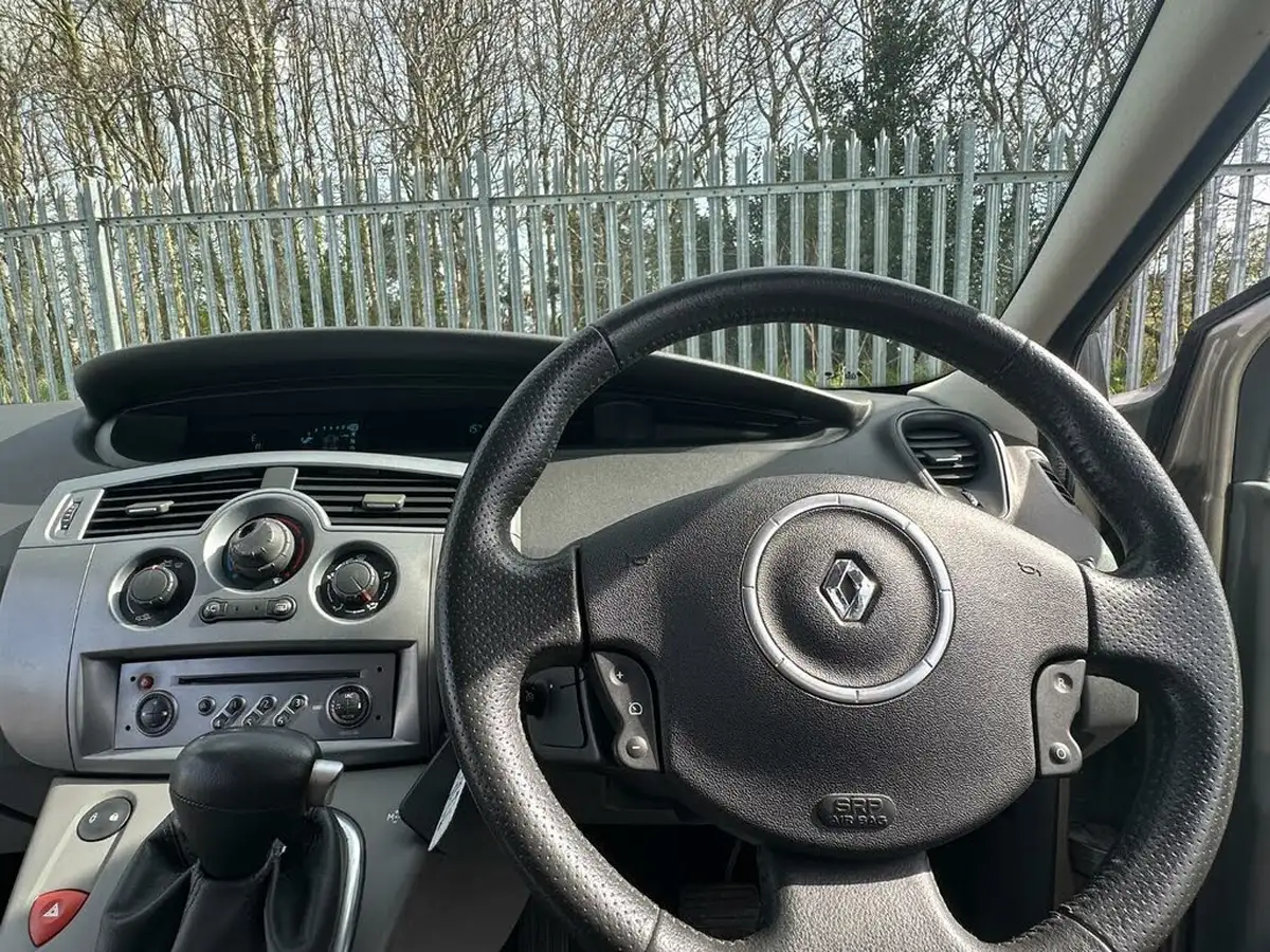 2009-renault-scenic-16-dynamique-111bhp-auto-big-25