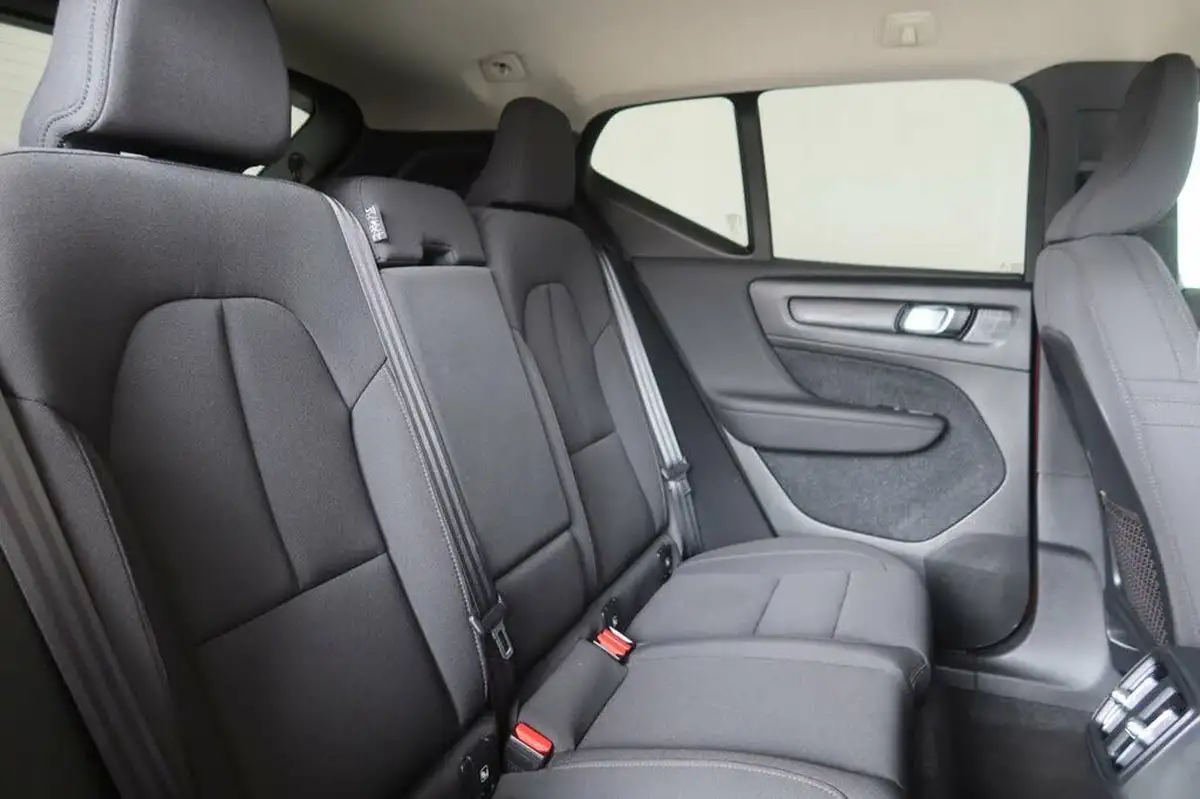 2021-volvo-xc40-15-t3-momentum-161bhp-big-11