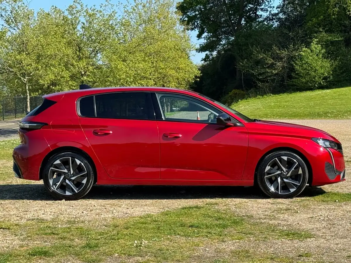 2022-peugeot-308-12-puretech-allure-premium-eat8-big-3
