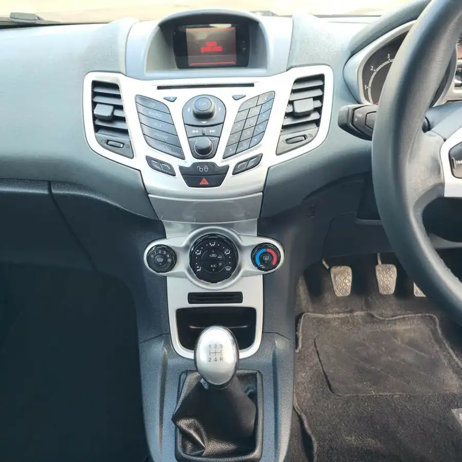 2011-ford-fiesta-14-zetec-3d-big-7