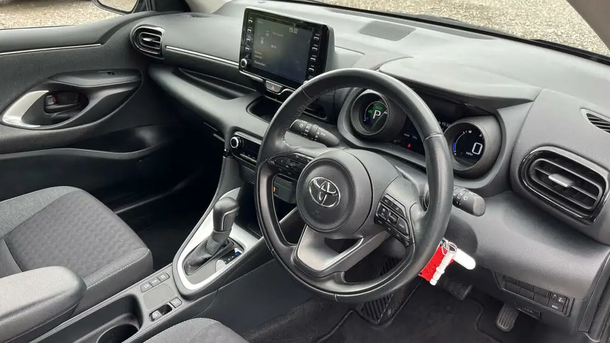 2021-toyota-yaris-15-vvt-i-design-big-20