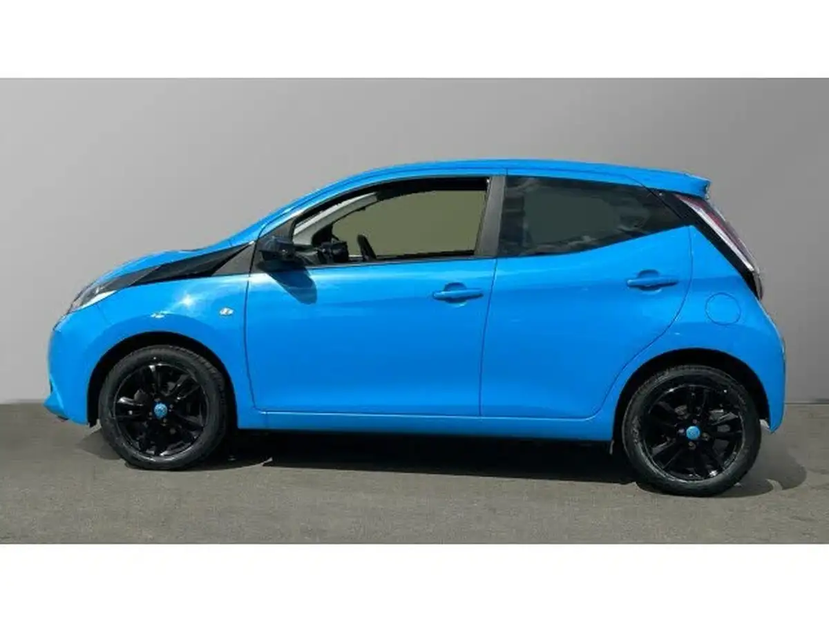 2016-toyota-aygo-10-vvt-i-x-cite-2-cyan-5d-big-4