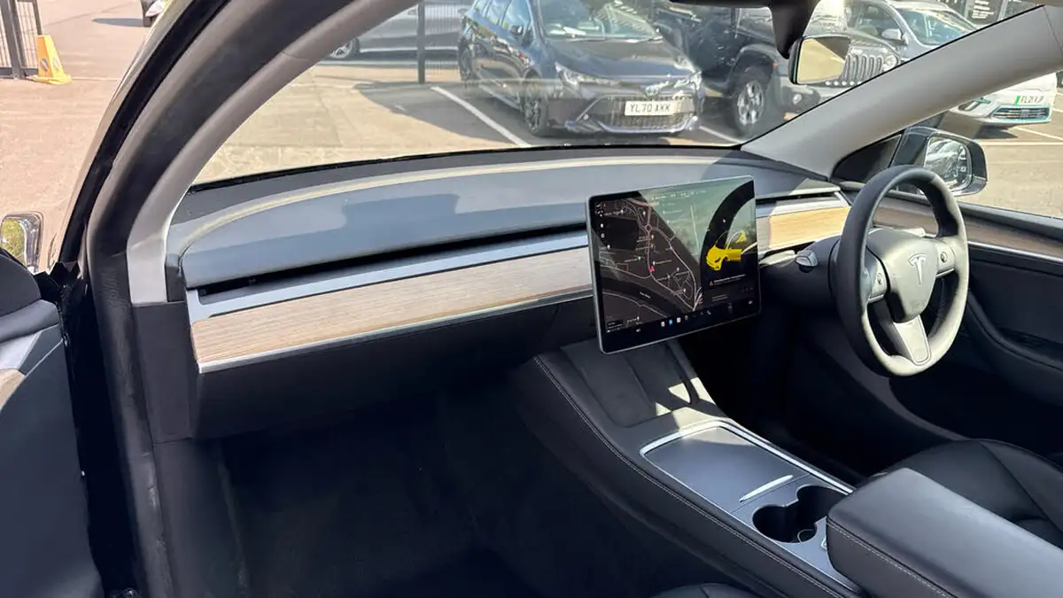 2022-tesla-model-y-e-long-range-big-9