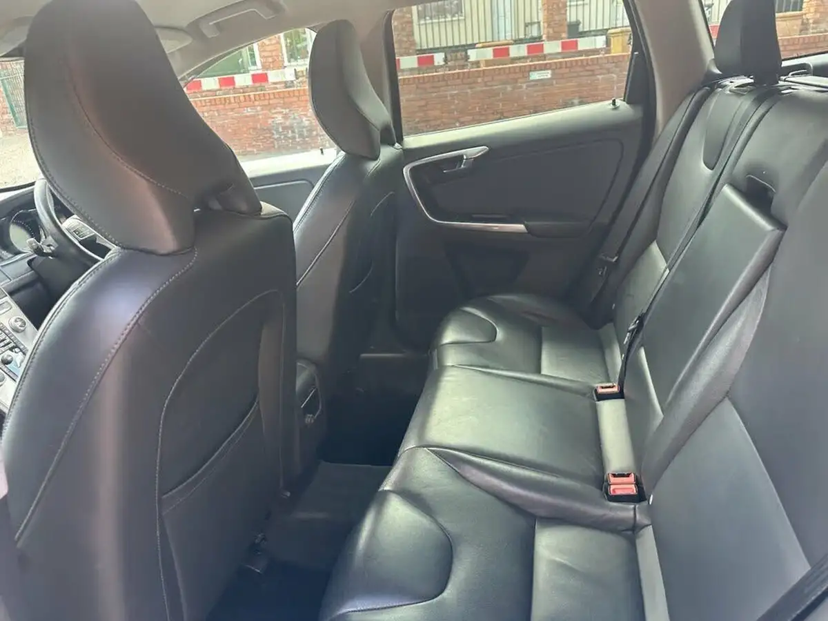 2016-volvo-xc60-20td-d4-se-lux-nav-big-23