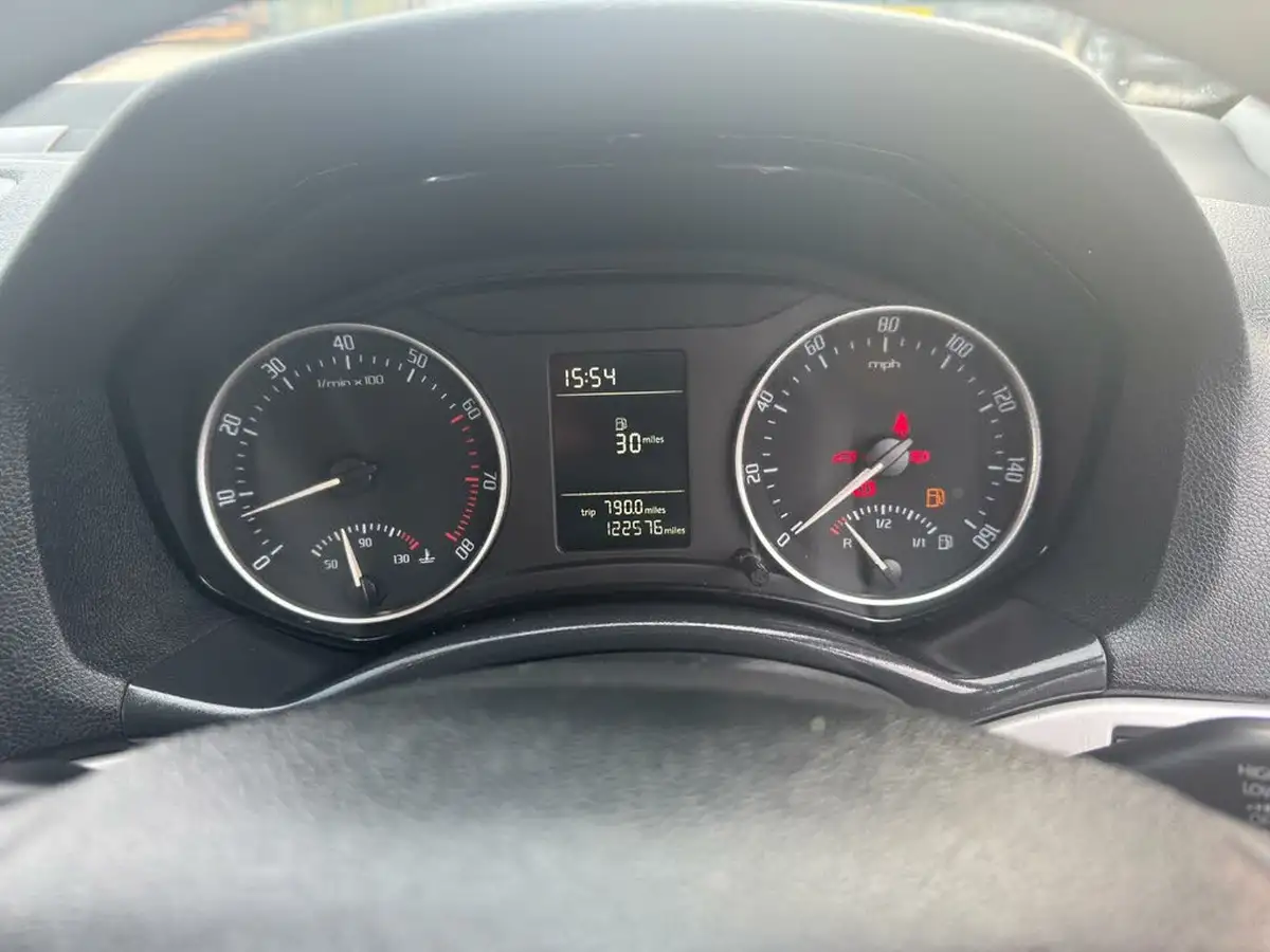 2011-skoda-octavia-16-se-hatchback-big-28