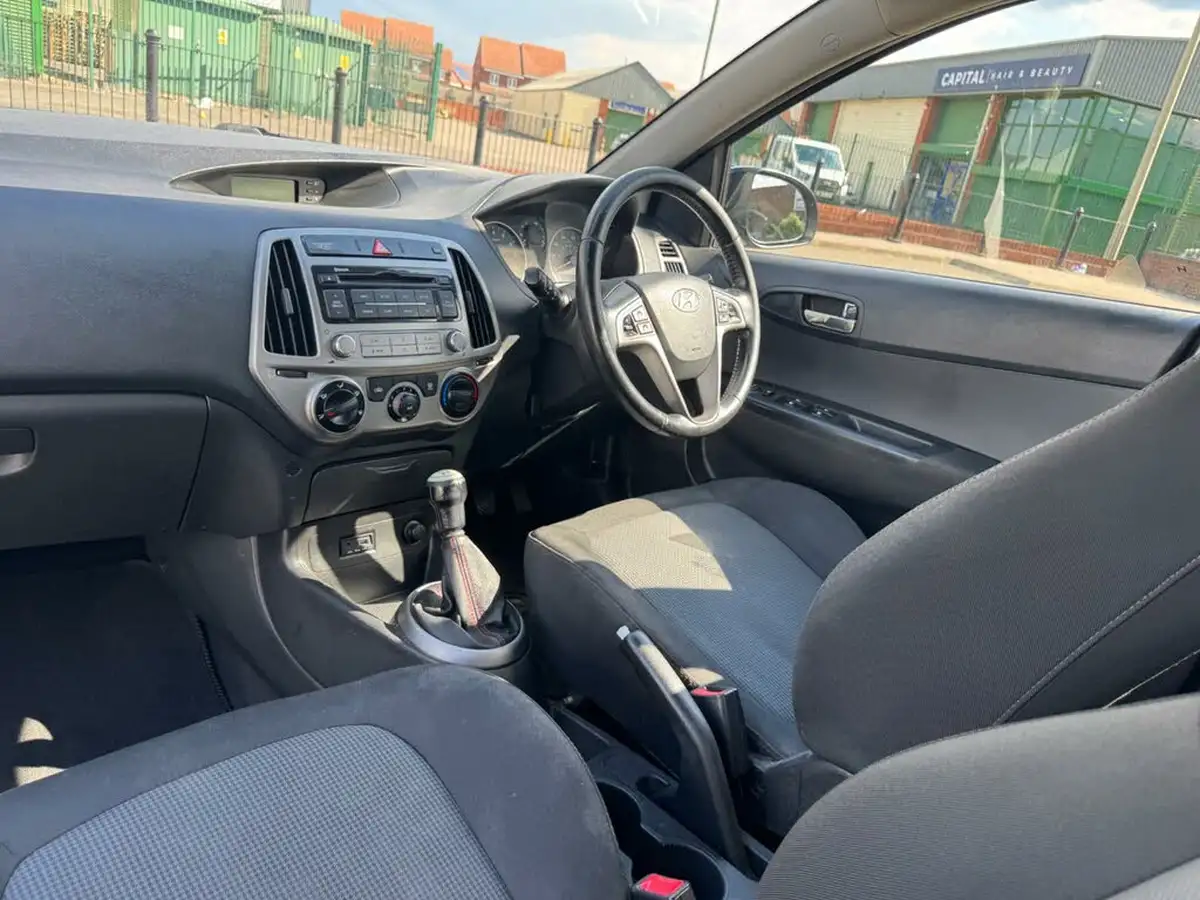 2012-hyundai-i20-12-active-5d-big-13