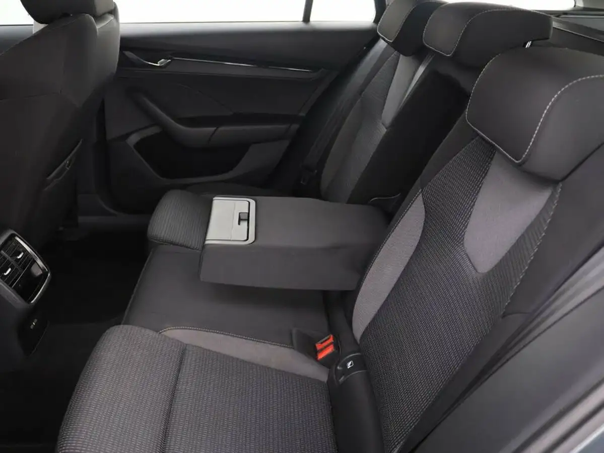 2021-skoda-octavia-20tdi-se-technology-115ps-scr-estate-big-21