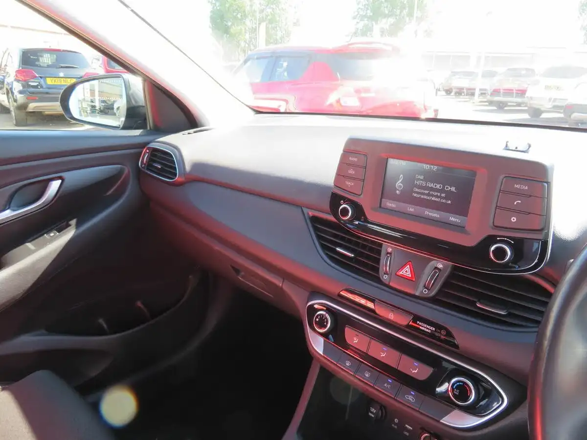 2018-hyundai-i30-10-t-gdi-se-tourer-big-33