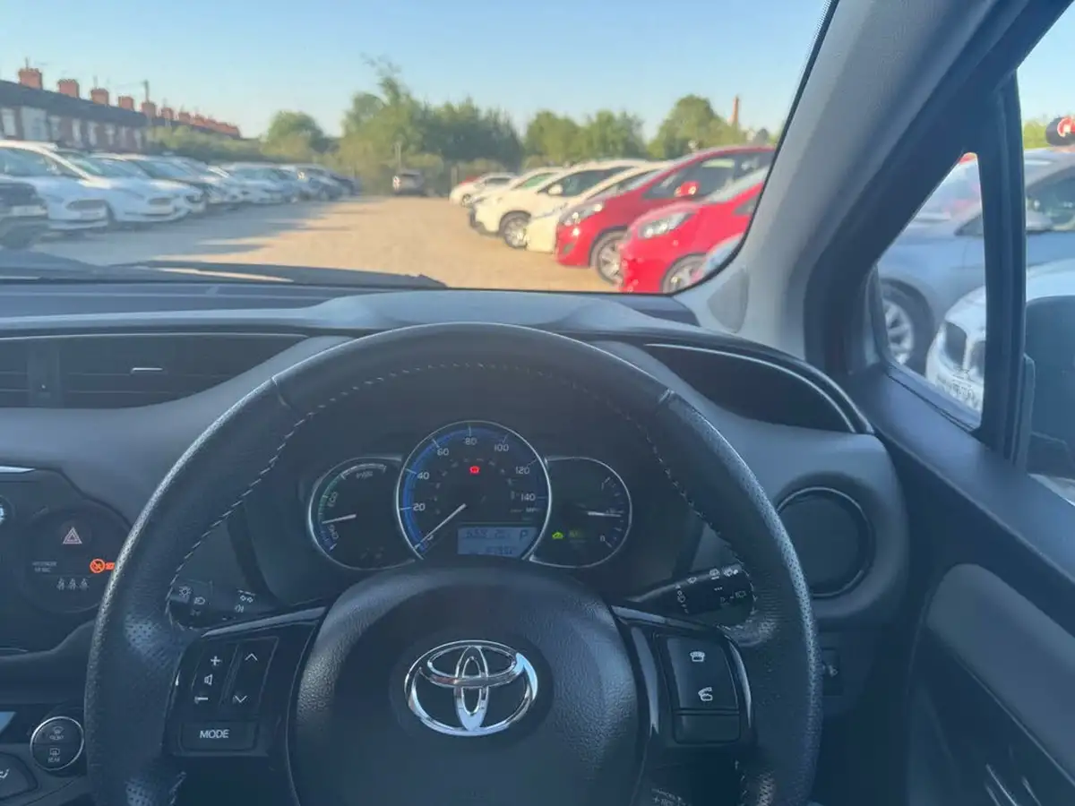 2016-toyota-yaris-15-vvt-i-design-bi-tone-hybrid-big-9