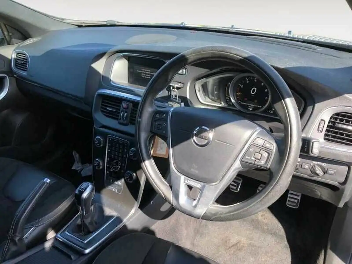 2018-volvo-v40-20-t2-r-design-nav-plus-big-4