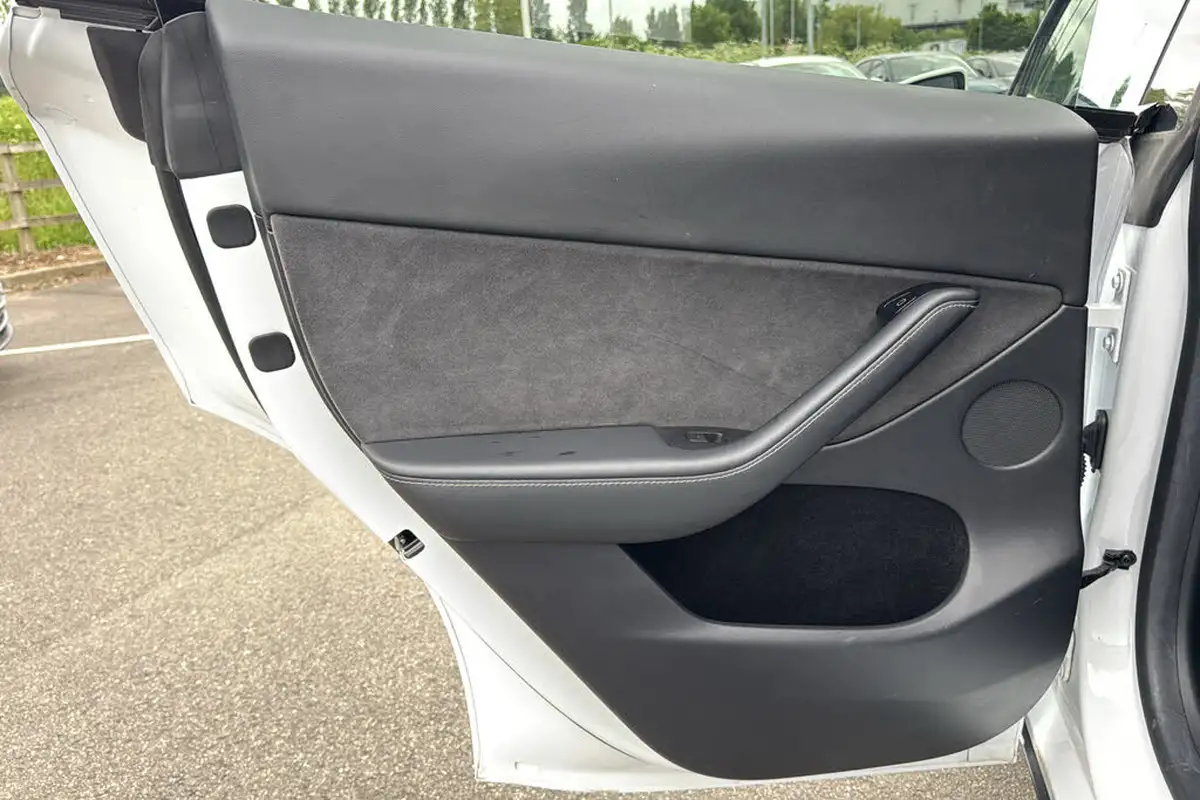 2022-tesla-model-y-e-long-range-big-32