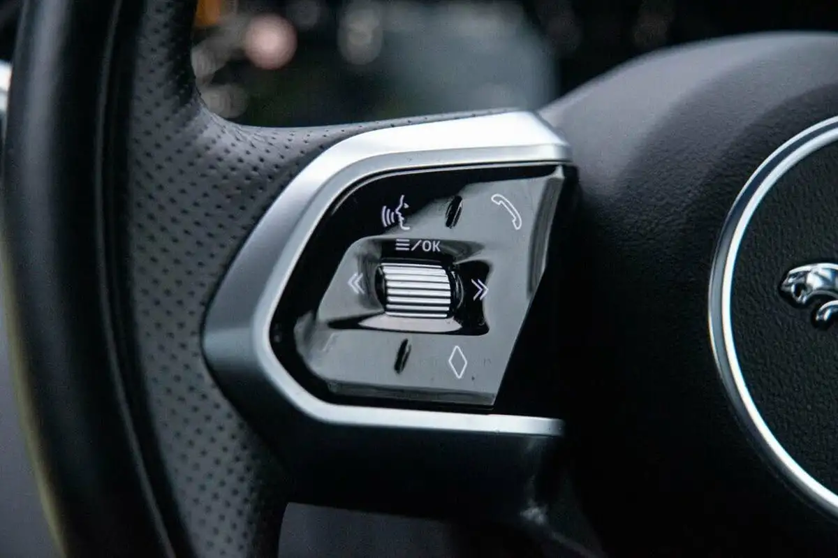 2021-jaguar-e-pace-20-d165-r-dynamic-se-big-11