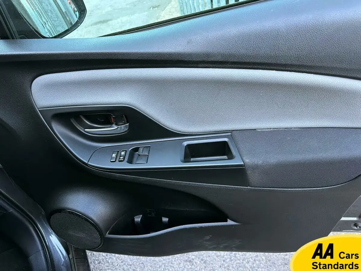 2019-toyota-yaris-15-vvt-i-icon-tech-98bhp-hybrid-1497cc-e-cvt-big-34