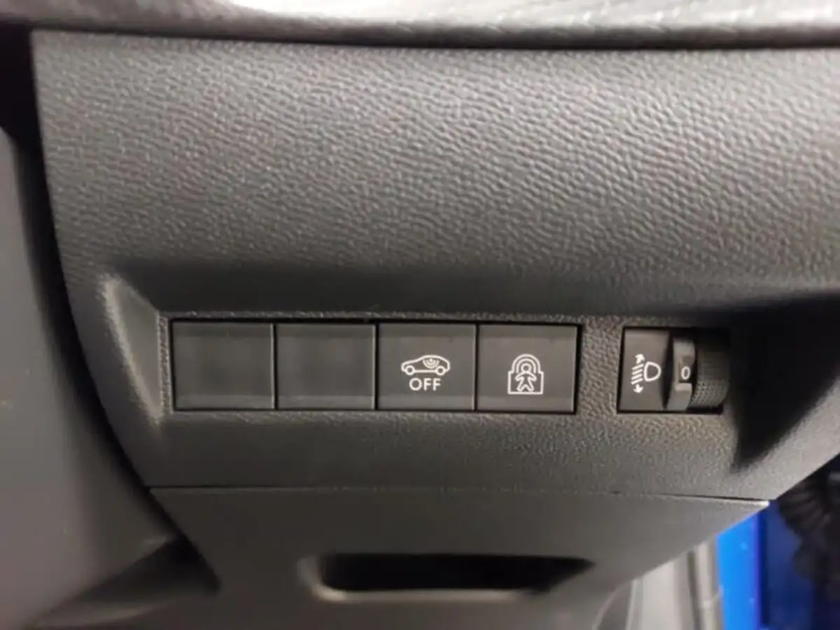 2024-peugeot-208-12-puretech-allure-big-9