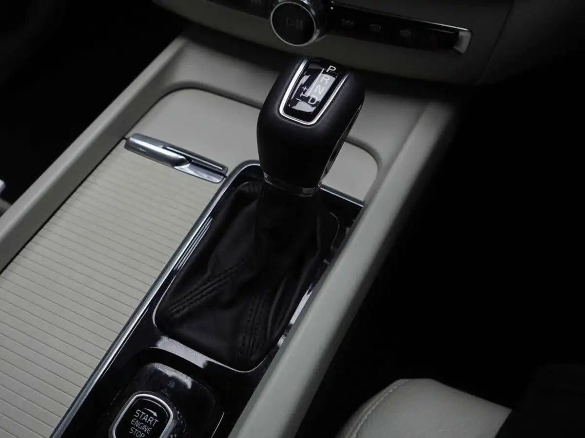 2019-volvo-xc60-20-t5-momentum-awd-big-26