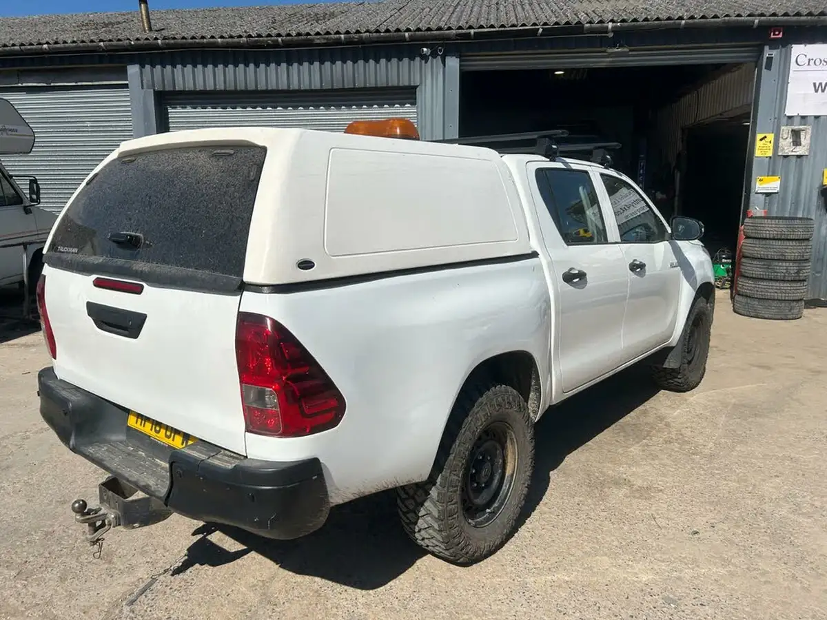 2018-toyota-hi-lux-24d-4d-active-150hpeu6-32t-double-pick-up-big-4