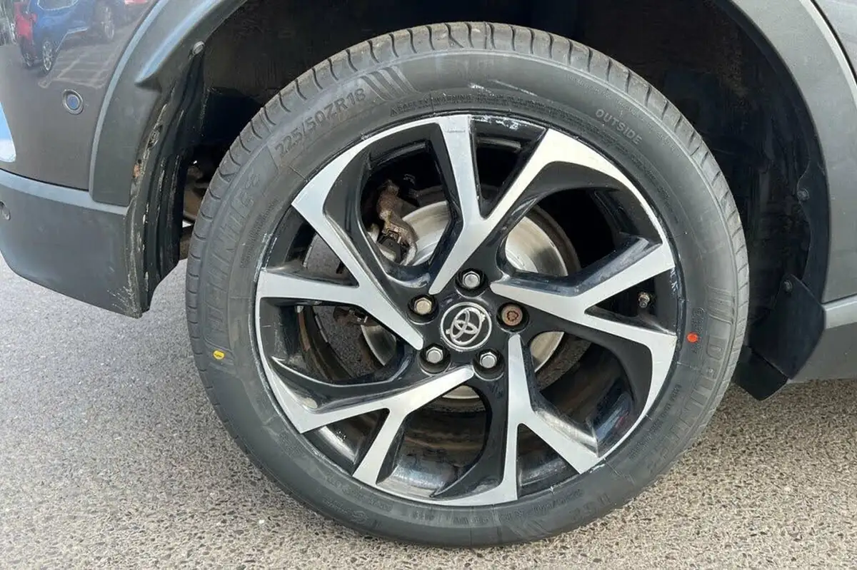 2017-toyota-c-hr-12-dynamic-big-39