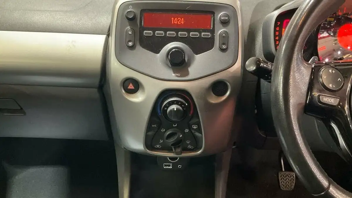 2016-toyota-aygo-10-vvt-i-x-play-68bhp-5d-x-shift-big-4