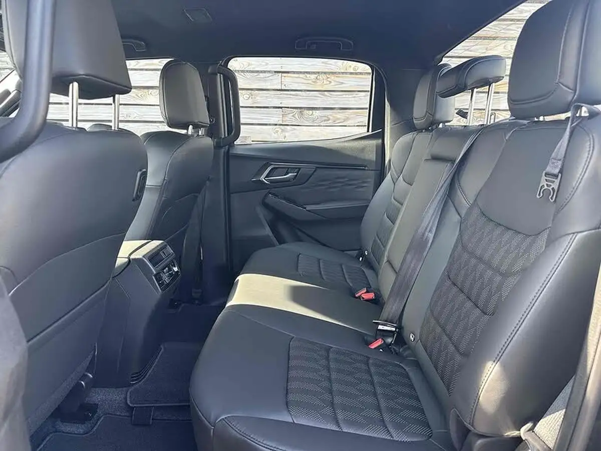 2025-isuzu-d-max-19td-v-cross-big-21