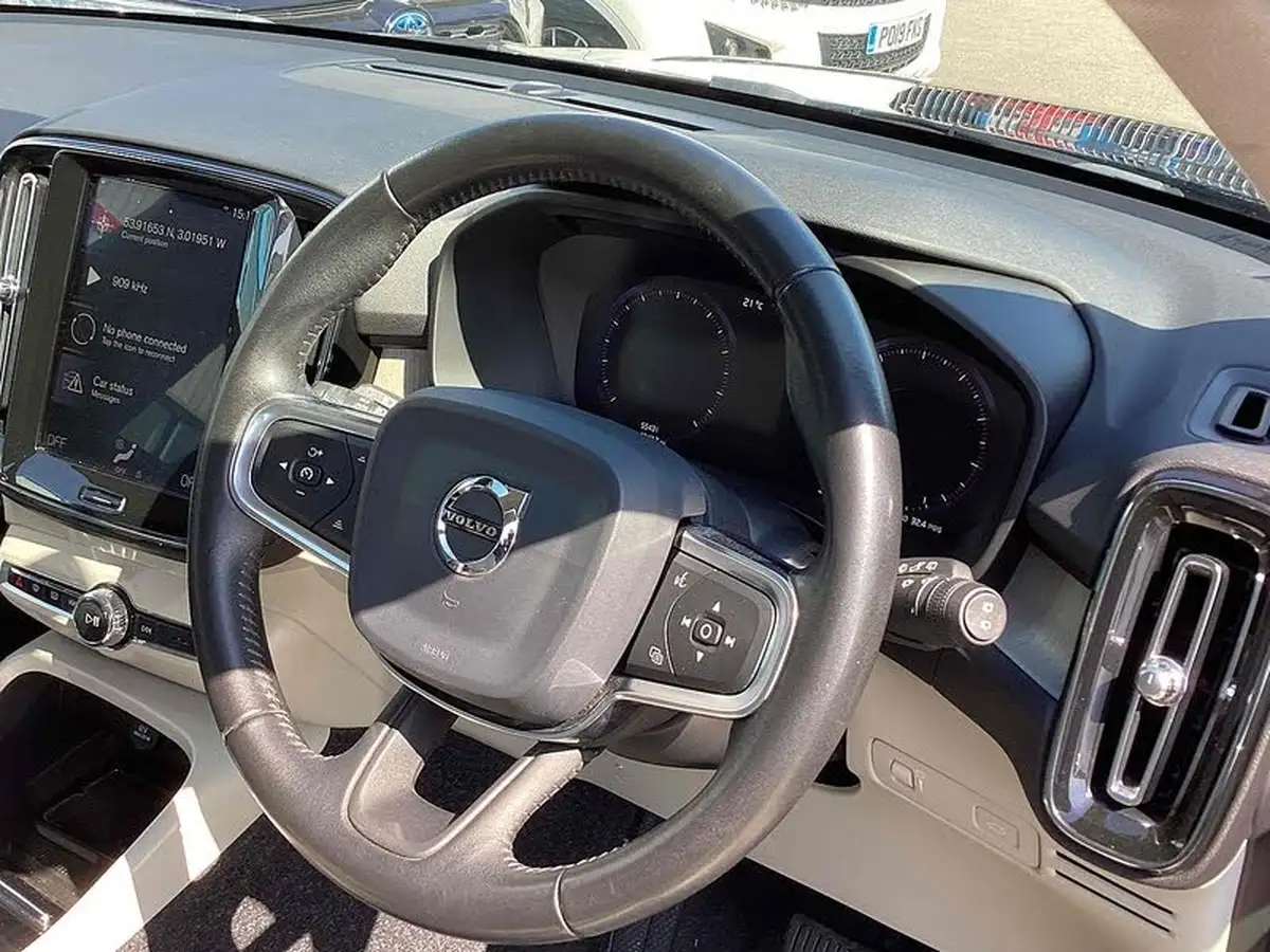 2019-volvo-xc40-20-t4-inscription-big-4