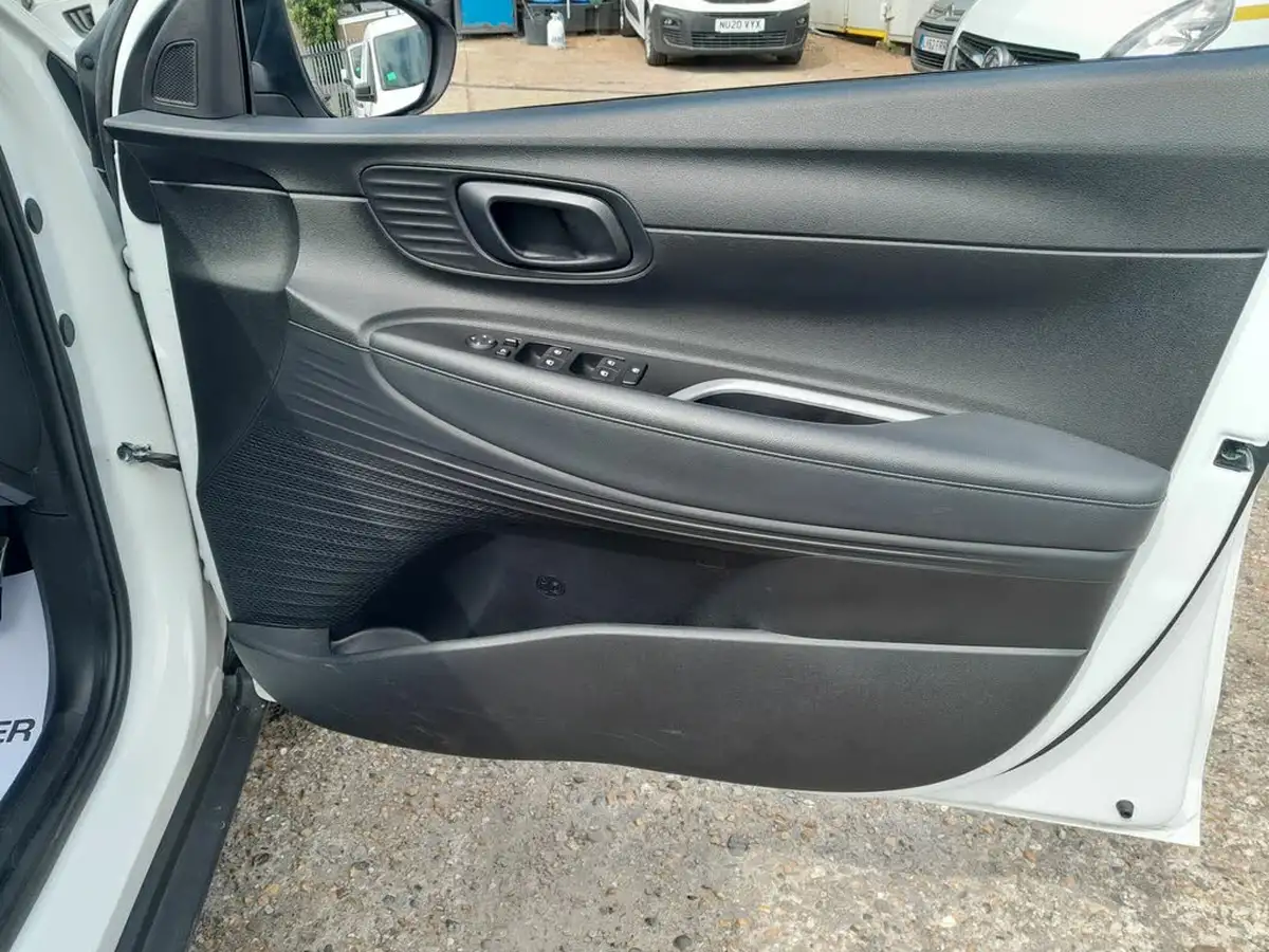2022-hyundai-bayon-10-t-gdi-se-connect-dct-big-18