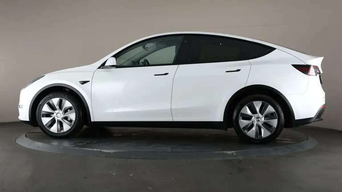 2022-tesla-model-y-e-long-range-big-27