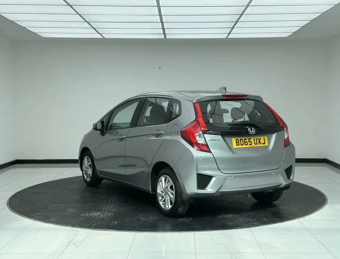 2015-honda-jazz-13-i-vtec-se-cvt-big-3