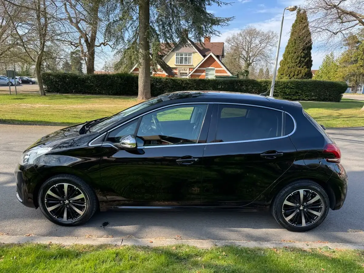 2018-peugeot-208-12-puretech-allure-premium-ss-big-5