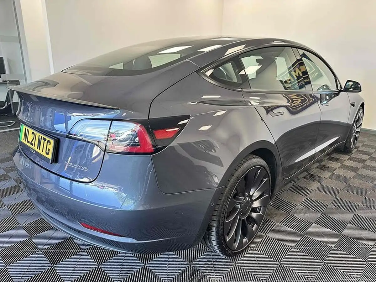 2021-tesla-model-3-e-performance-4x4-big-6