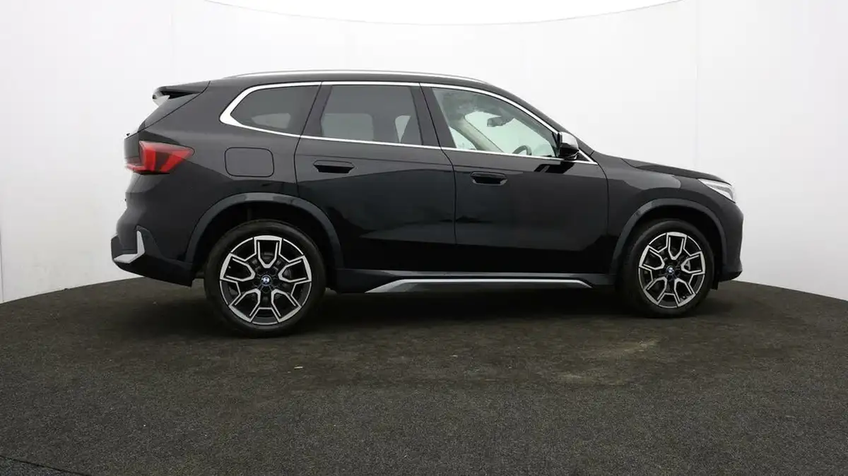 2022-bmw-x1-15-sdrive20i-xline-big-35