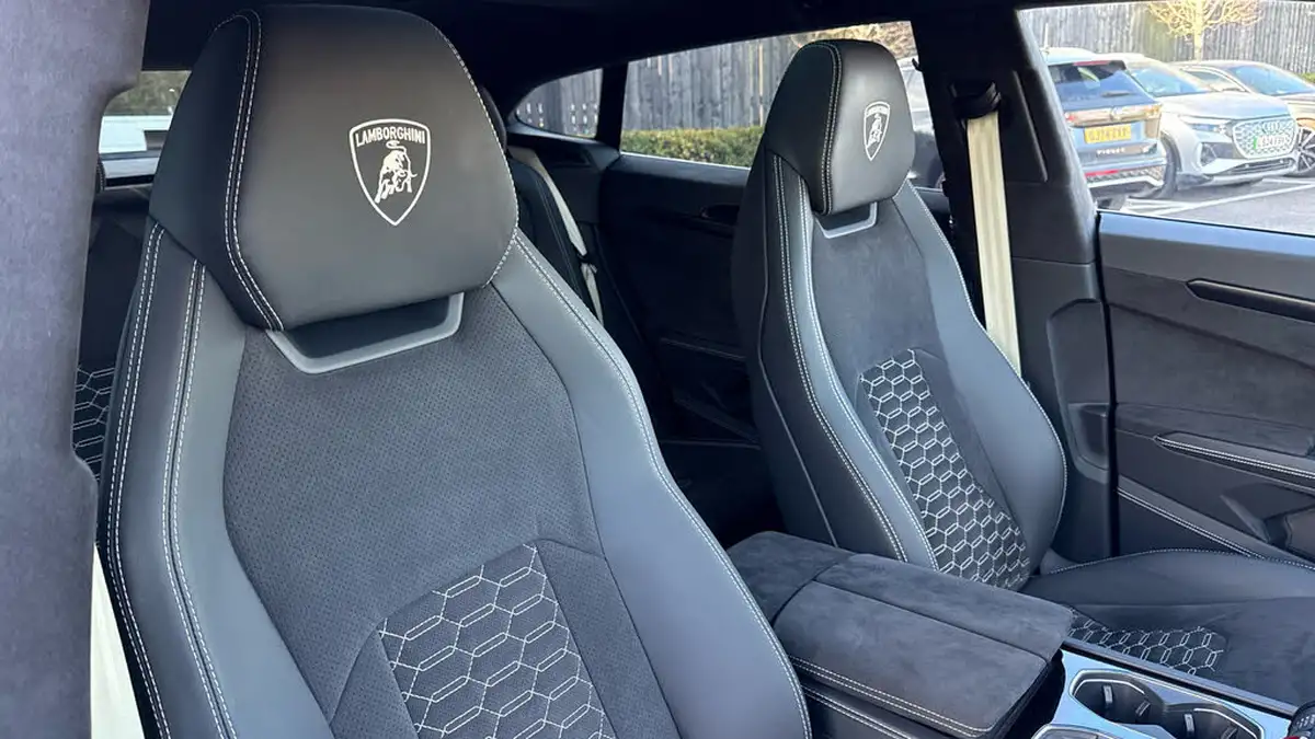 2024-lamborghini-urus-40-no-trim-big-15