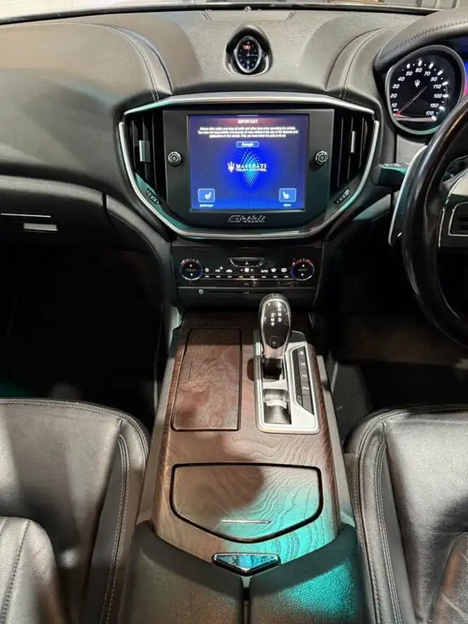 2014-maserati-ghibli-30td-big-15
