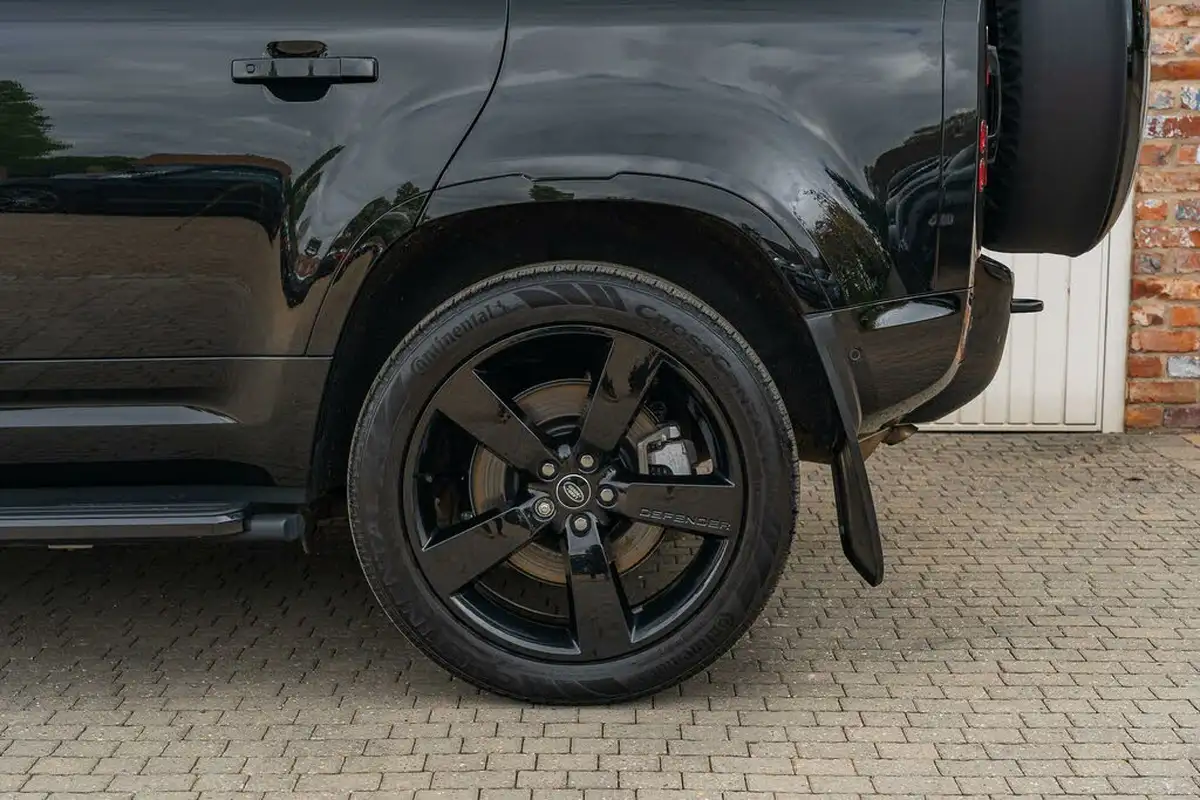 2023-land-rover-110-defender-30-d300-x-dynamic-hse-big-12