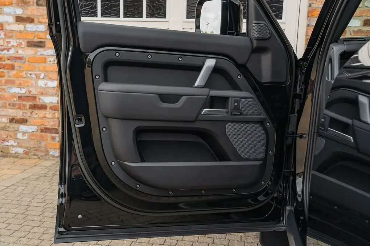 2023-land-rover-110-defender-30-d300-x-dynamic-hse-big-36