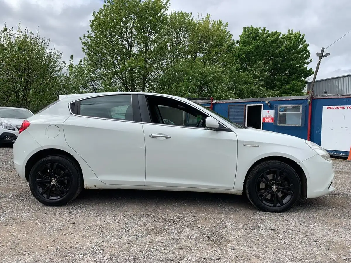 2010-alfa-romeo-giulietta-20td-lusso-big-7