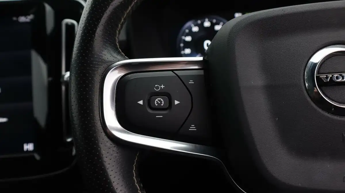 2020-volvo-xc40-15-t3-r-design-big-24
