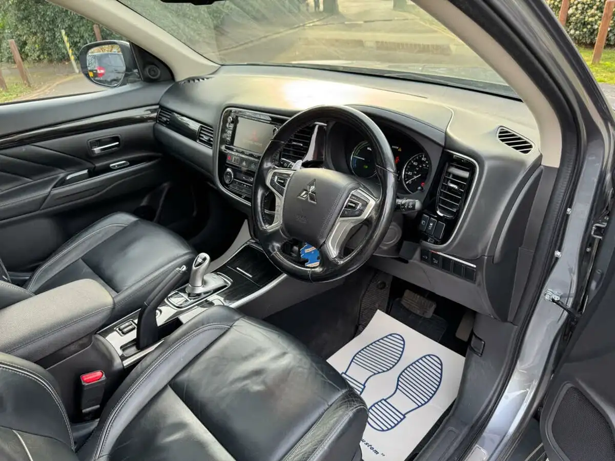 2016-mitsubishi-outlander-20-gx4h-phev-big-14