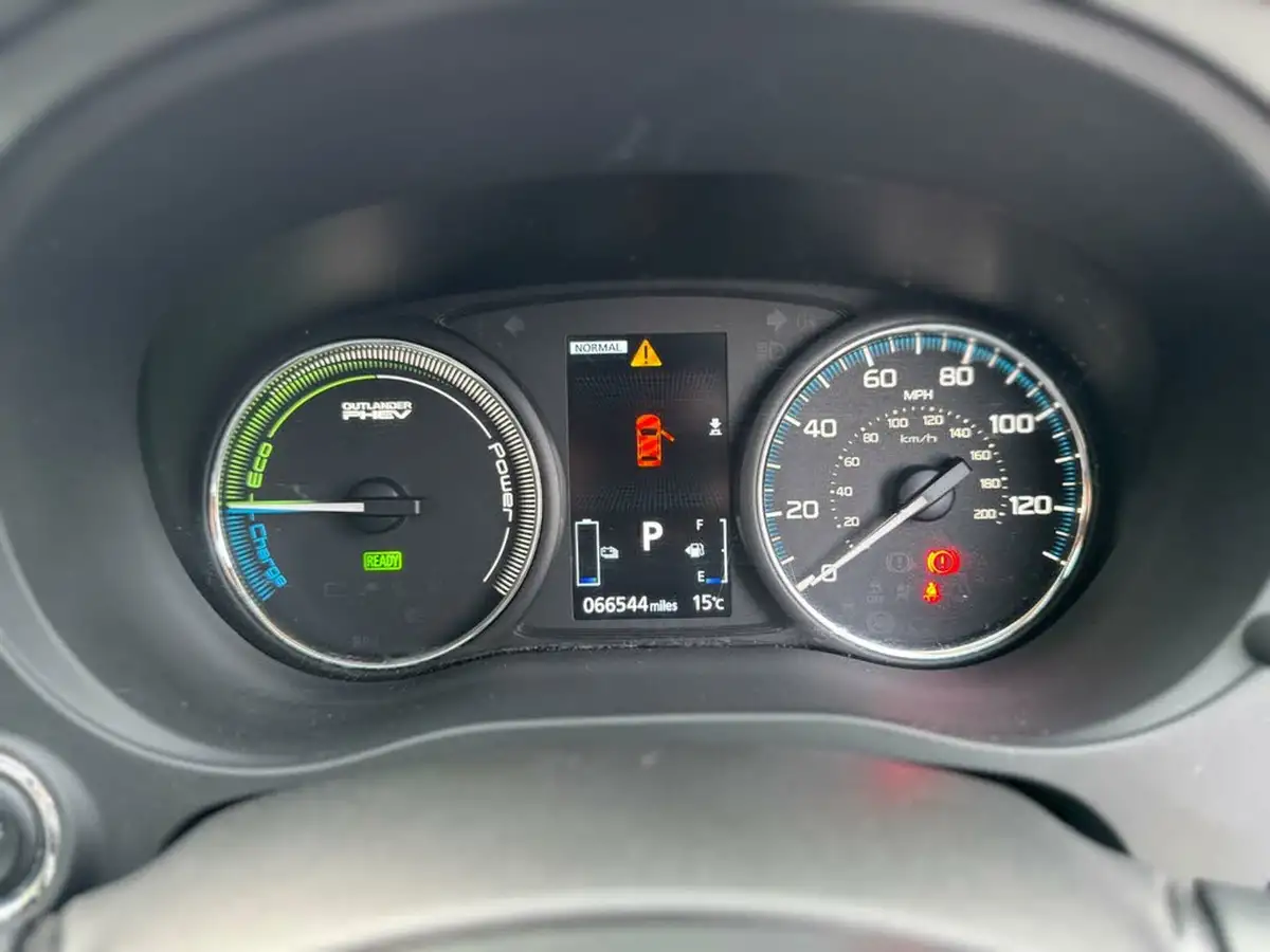 2016-mitsubishi-outlander-20-gx4h-phev-big-38