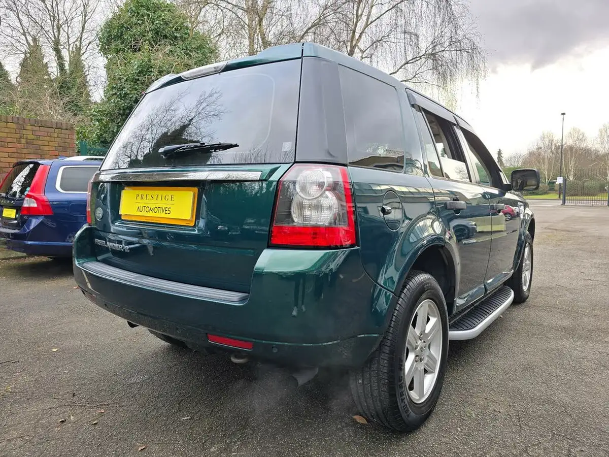 2011-land-rover-freelander-2-32-4x4-big-2