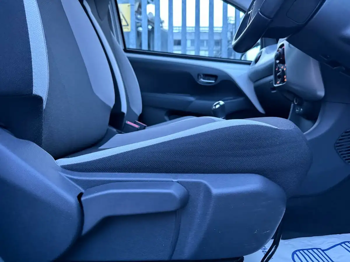 2018-toyota-aygo-10-vvt-i-x-play-71bhp-5d-x-shift-big-35